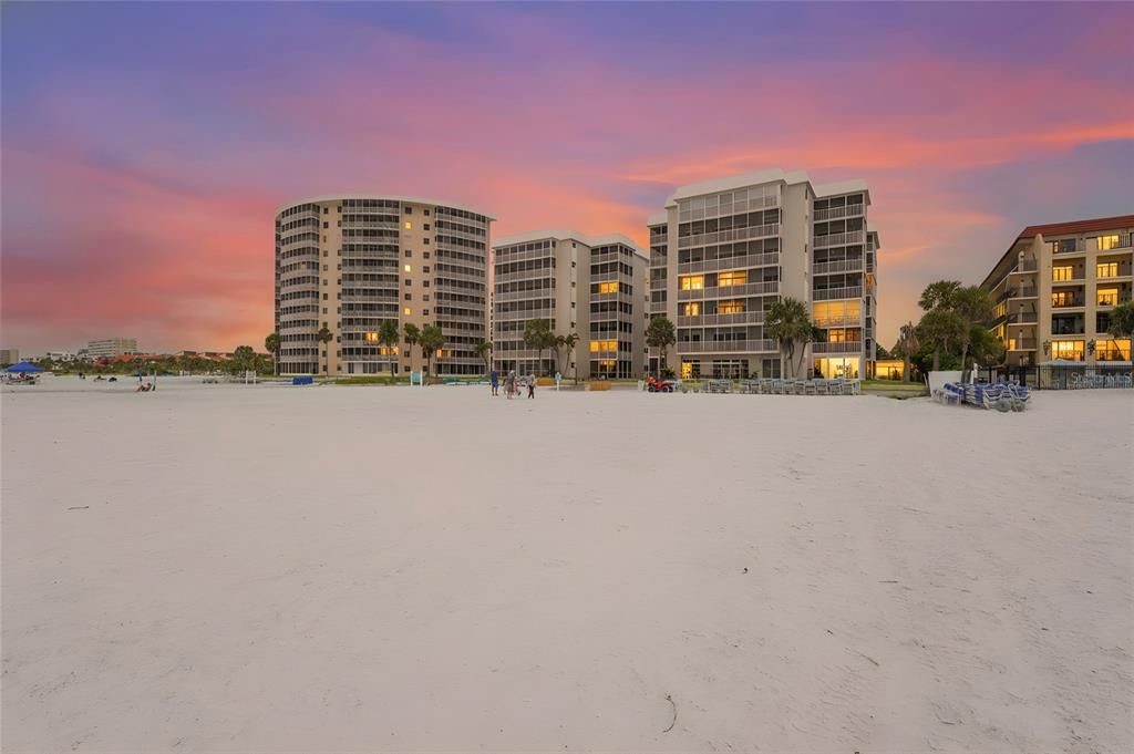 For Sale: $715,000 (2 beds, 2 baths, 1029 Square Feet)