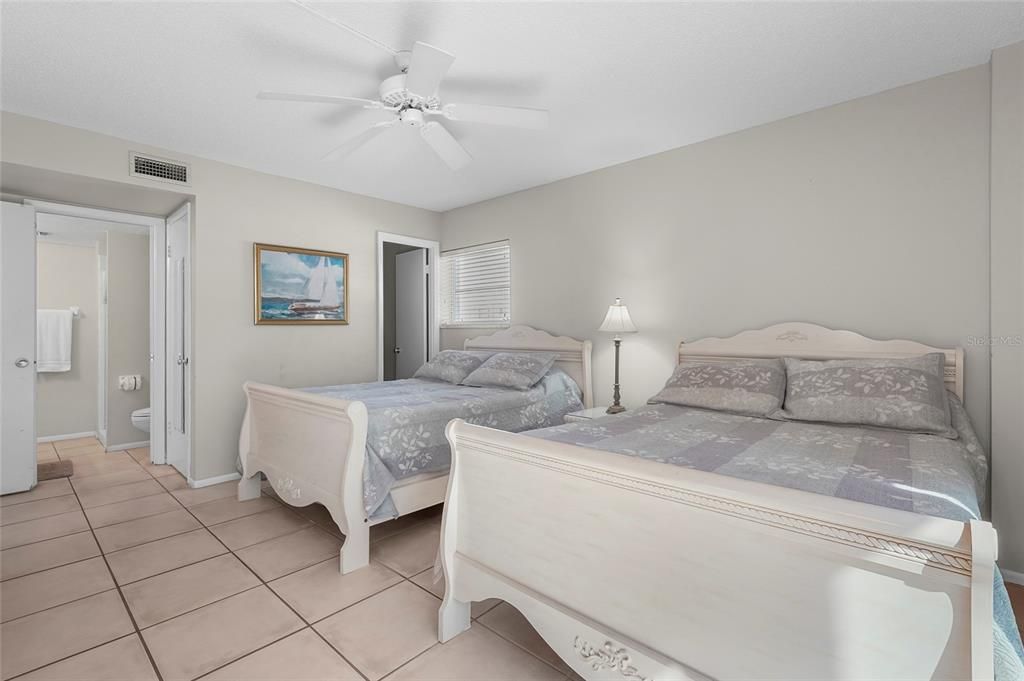 For Sale: $715,000 (2 beds, 2 baths, 1029 Square Feet)