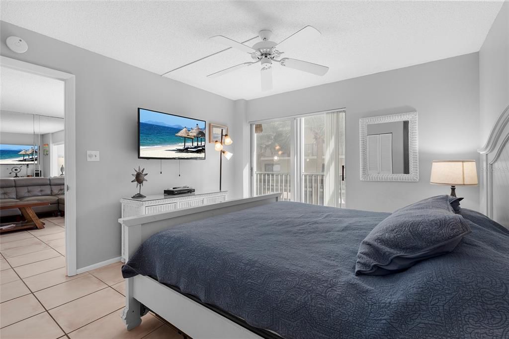 For Sale: $715,000 (2 beds, 2 baths, 1029 Square Feet)