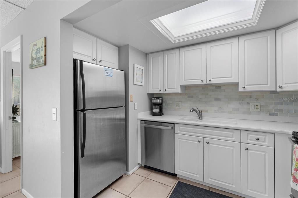 For Sale: $715,000 (2 beds, 2 baths, 1029 Square Feet)