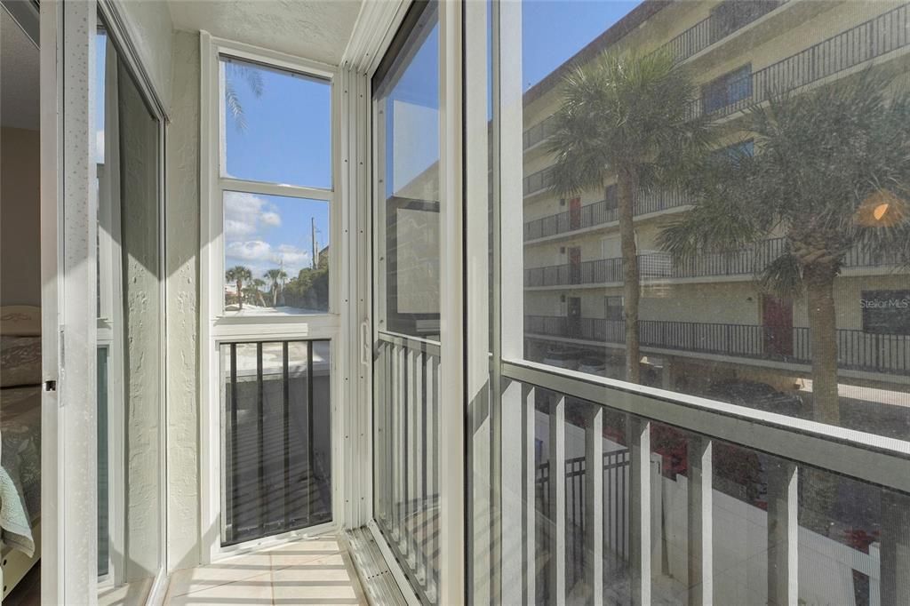 For Sale: $715,000 (2 beds, 2 baths, 1029 Square Feet)