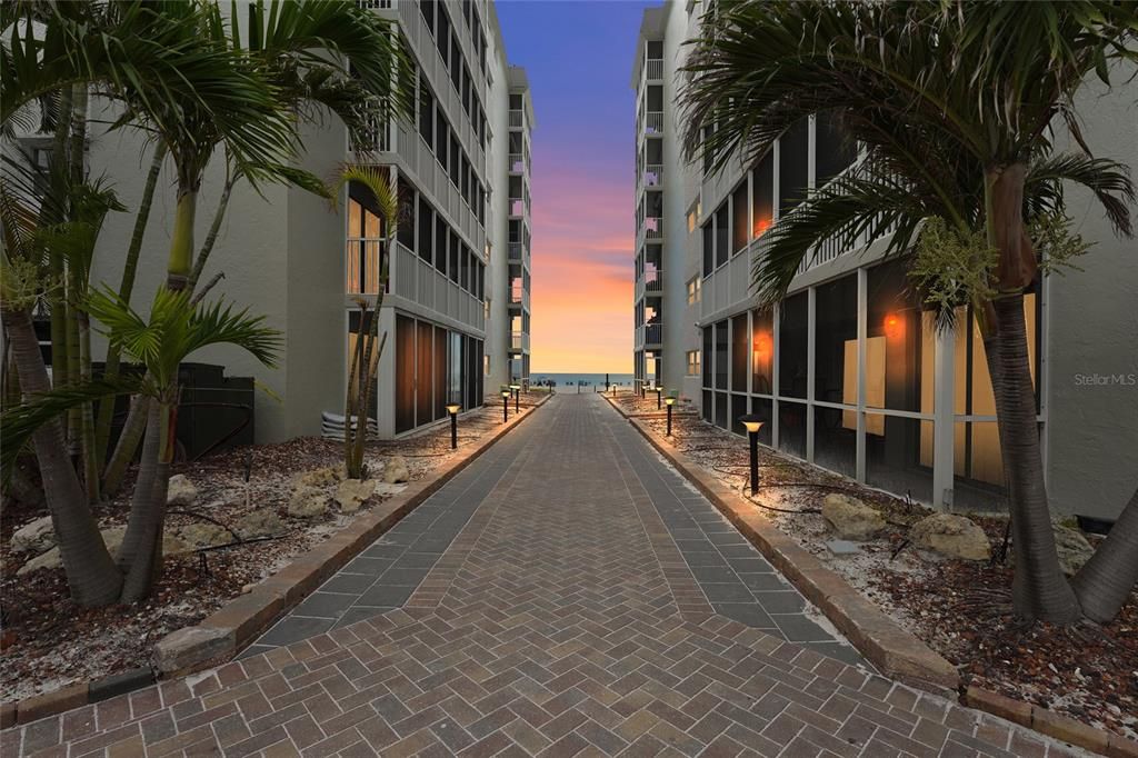 For Sale: $715,000 (2 beds, 2 baths, 1029 Square Feet)