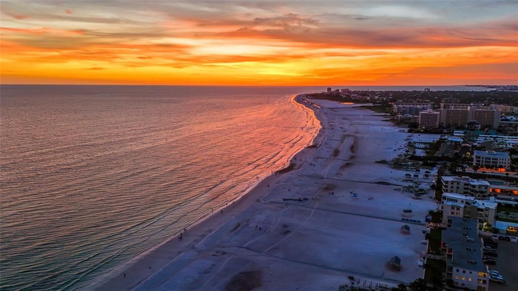 For Sale: $715,000 (2 beds, 2 baths, 1029 Square Feet)