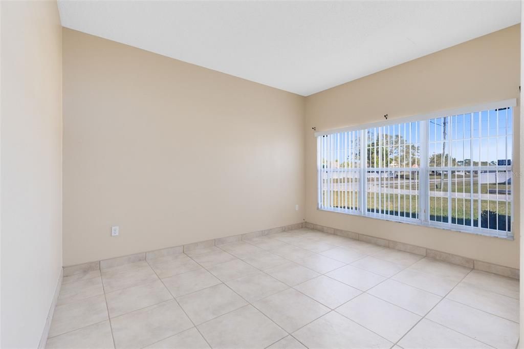 Activo con contrato: $355,000 (5 camas, 3 baños, 2644 Pies cuadrados)