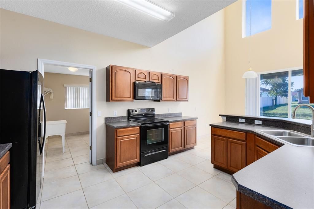 Activo con contrato: $355,000 (5 camas, 3 baños, 2644 Pies cuadrados)