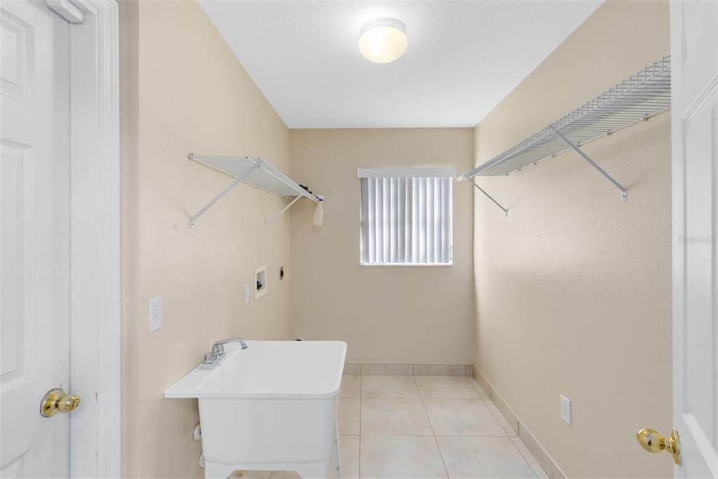 Activo con contrato: $355,000 (5 camas, 3 baños, 2644 Pies cuadrados)