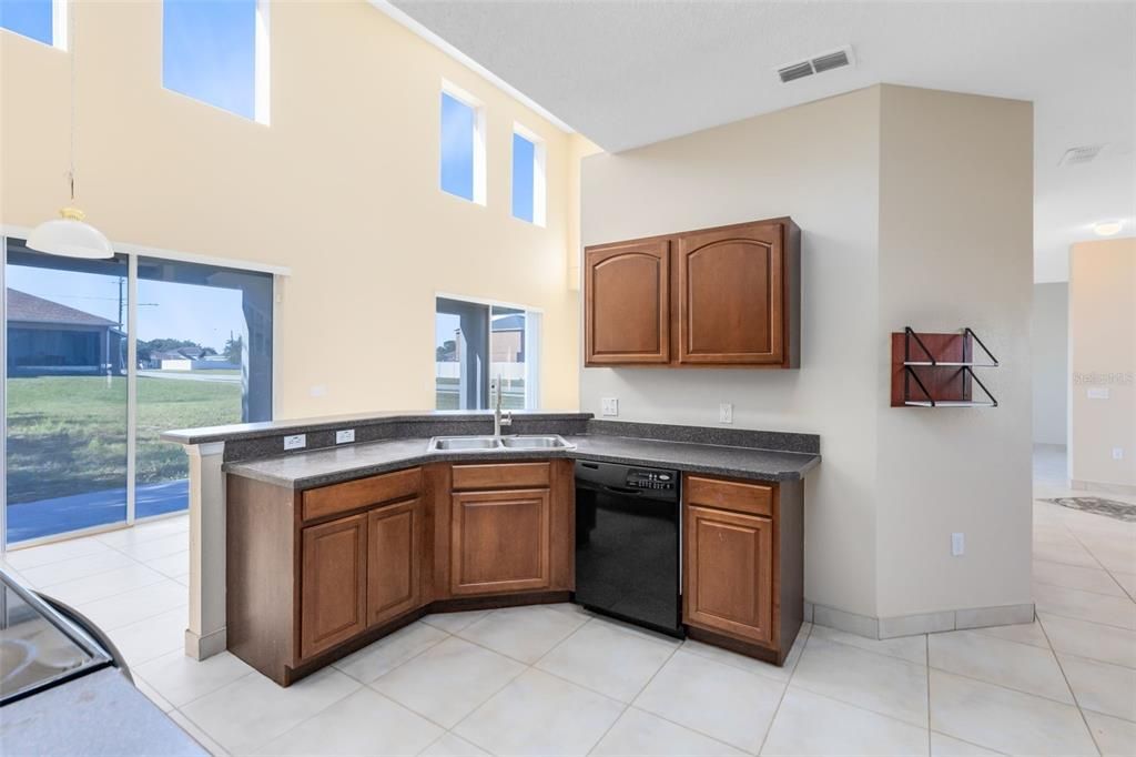 Activo con contrato: $355,000 (5 camas, 3 baños, 2644 Pies cuadrados)