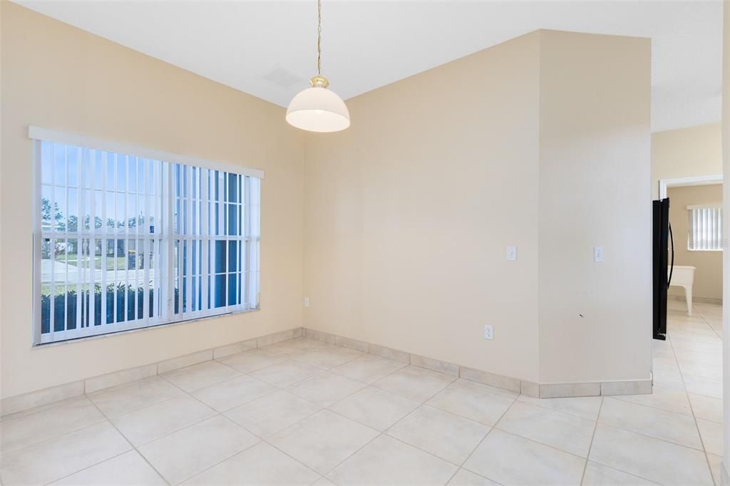 Activo con contrato: $355,000 (5 camas, 3 baños, 2644 Pies cuadrados)