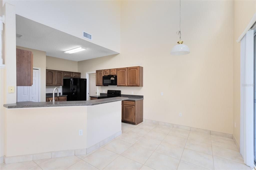 Activo con contrato: $355,000 (5 camas, 3 baños, 2644 Pies cuadrados)