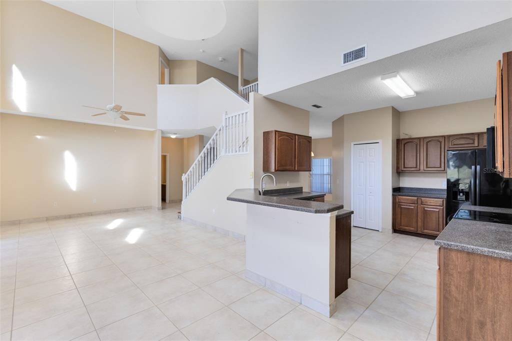 Activo con contrato: $355,000 (5 camas, 3 baños, 2644 Pies cuadrados)