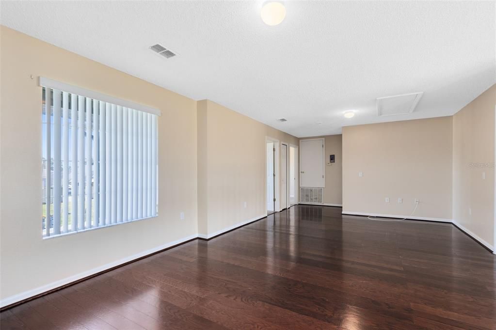 Activo con contrato: $355,000 (5 camas, 3 baños, 2644 Pies cuadrados)