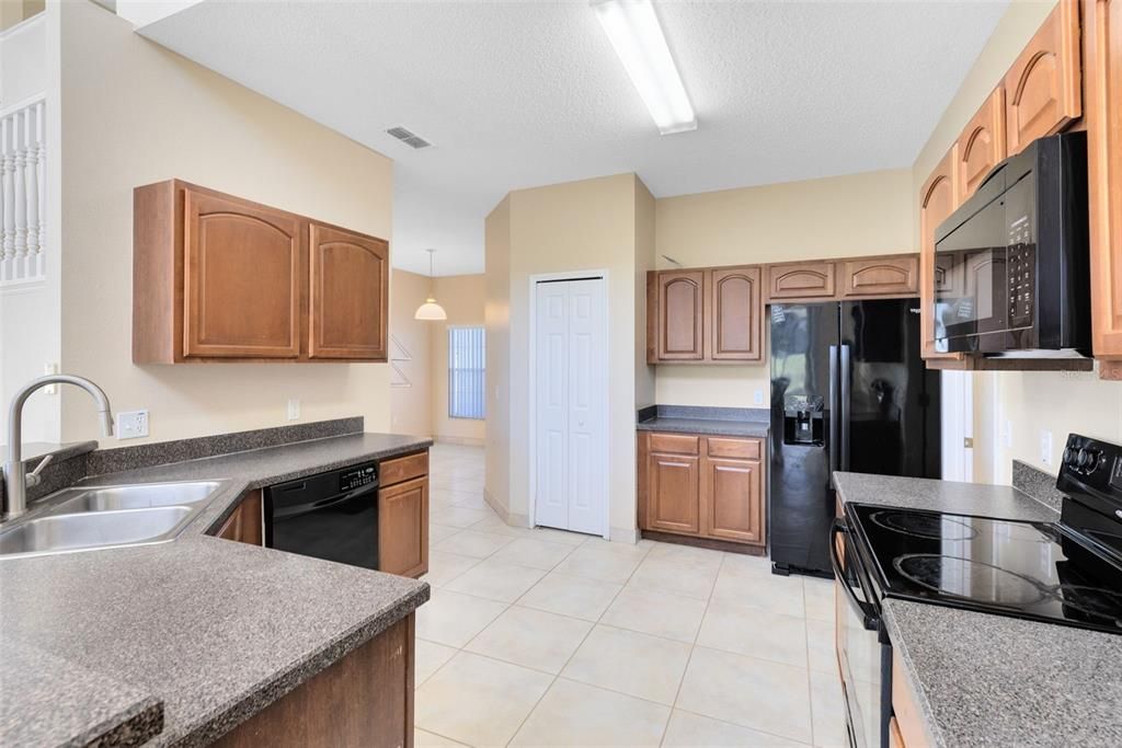 Activo con contrato: $355,000 (5 camas, 3 baños, 2644 Pies cuadrados)