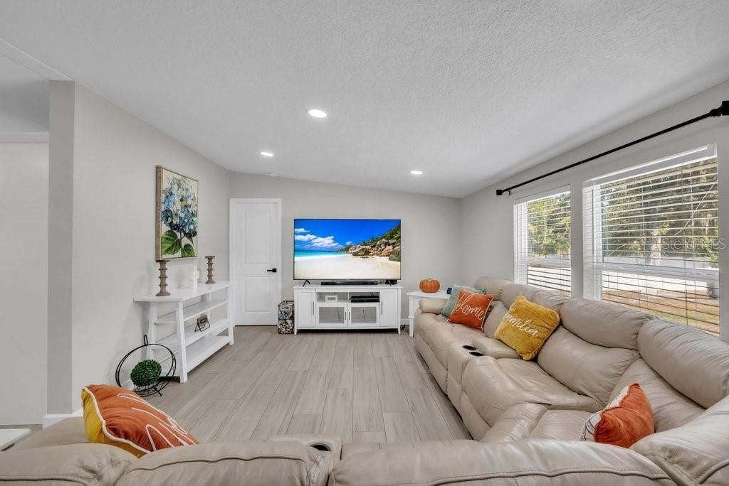 En Venta: $399,800 (4 camas, 2 baños, 1904 Pies cuadrados)