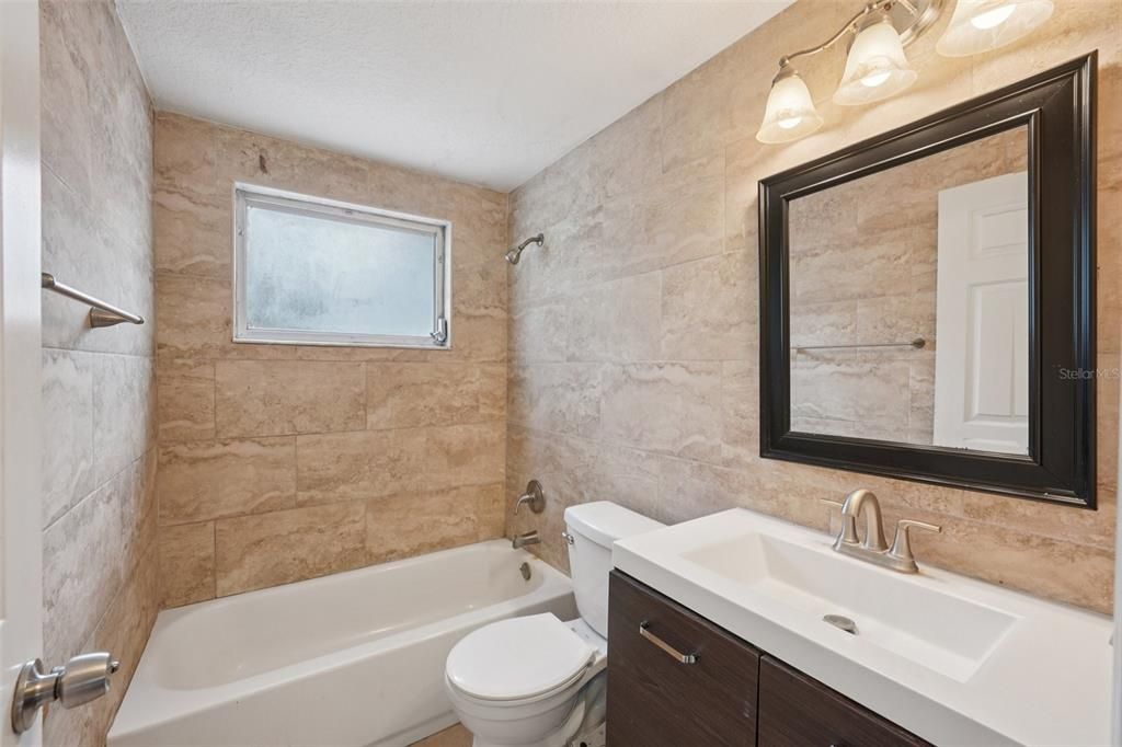 На продажу: $234,900 (2 спален, 1 ванн, 1073 Квадратных фут)