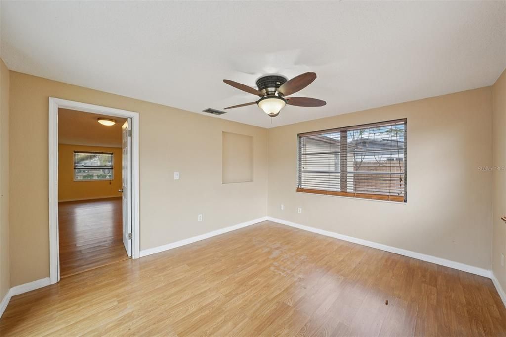 На продажу: $234,900 (2 спален, 1 ванн, 1073 Квадратных фут)