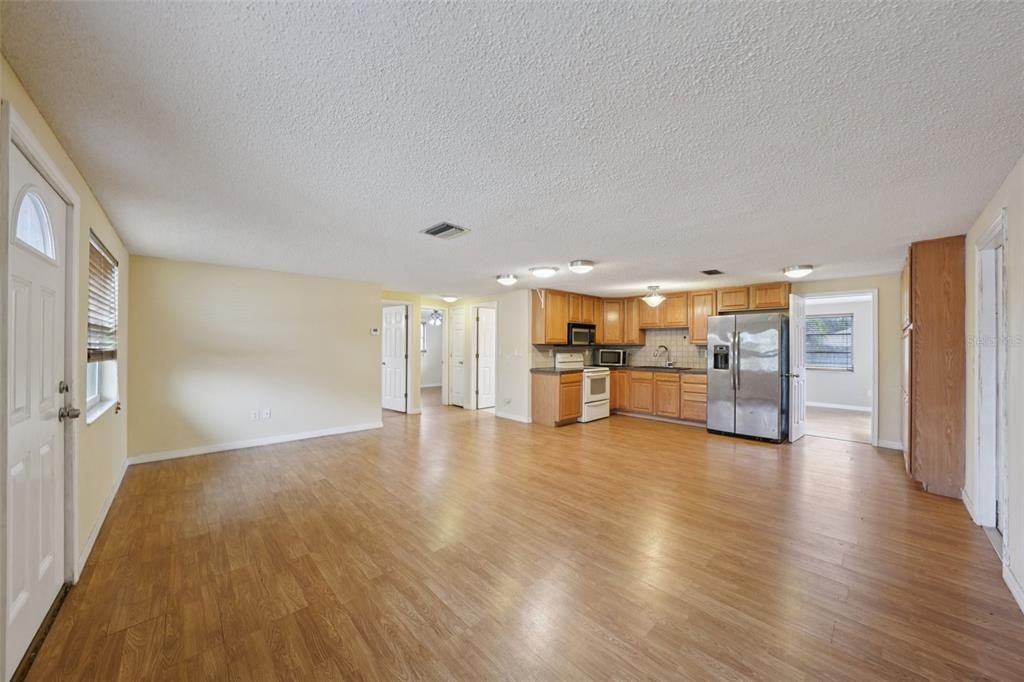 На продажу: $234,900 (2 спален, 1 ванн, 1073 Квадратных фут)