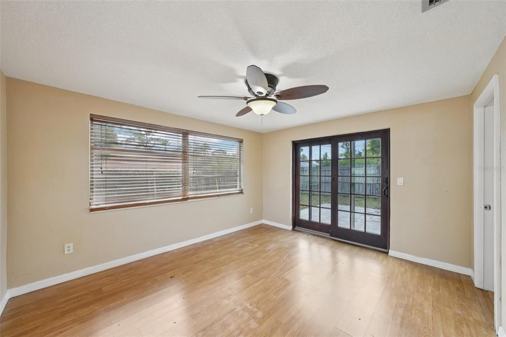 На продажу: $234,900 (2 спален, 1 ванн, 1073 Квадратных фут)