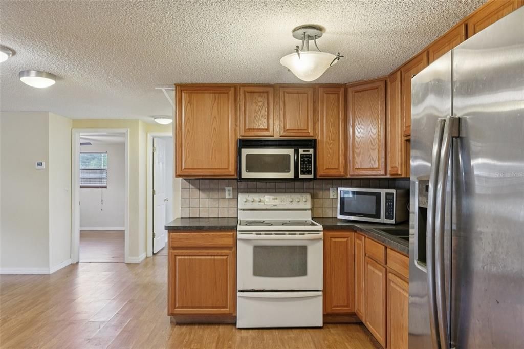 На продажу: $234,900 (2 спален, 1 ванн, 1073 Квадратных фут)