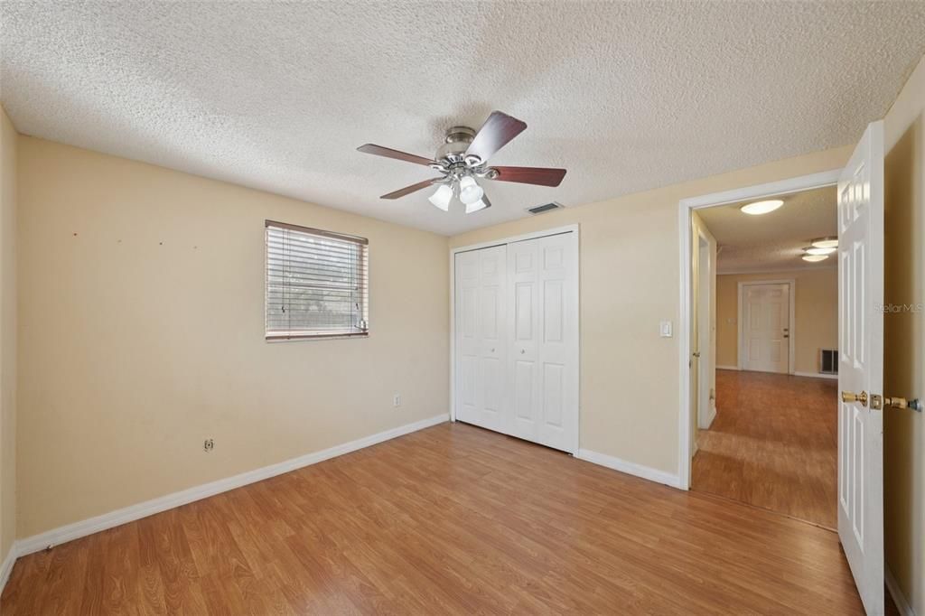 На продажу: $234,900 (2 спален, 1 ванн, 1073 Квадратных фут)