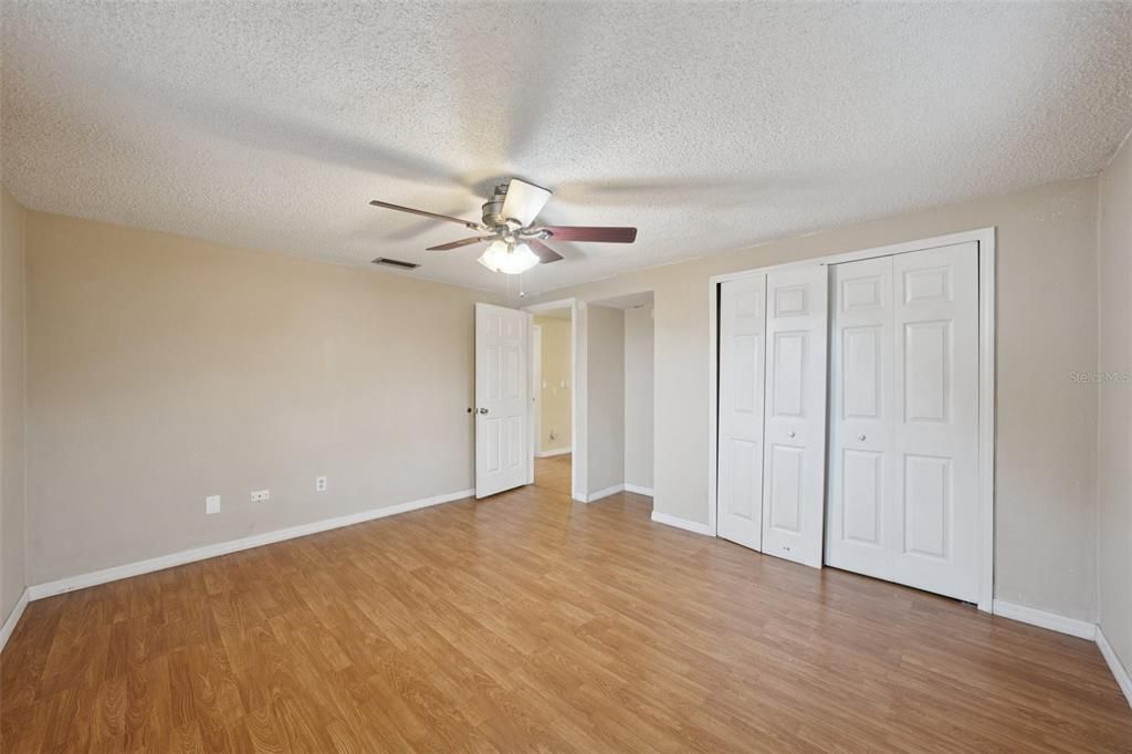 На продажу: $234,900 (2 спален, 1 ванн, 1073 Квадратных фут)