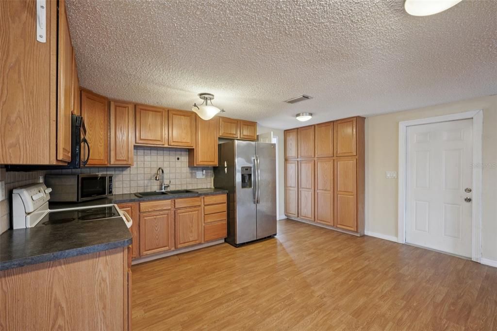 На продажу: $234,900 (2 спален, 1 ванн, 1073 Квадратных фут)