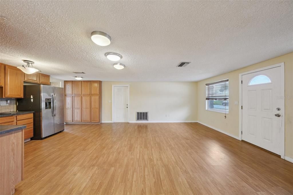 На продажу: $234,900 (2 спален, 1 ванн, 1073 Квадратных фут)