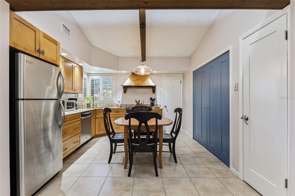 Под контрактом: $1,950 (2 спален, 1 ванн, 975 Квадратных фут)