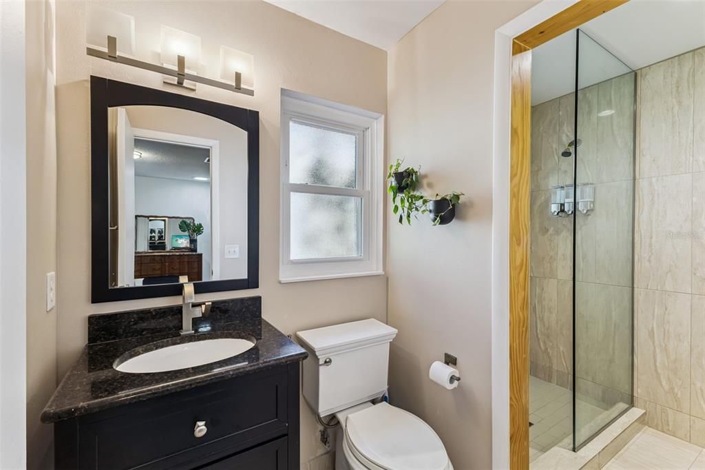 Под контрактом: $1,950 (2 спален, 1 ванн, 975 Квадратных фут)