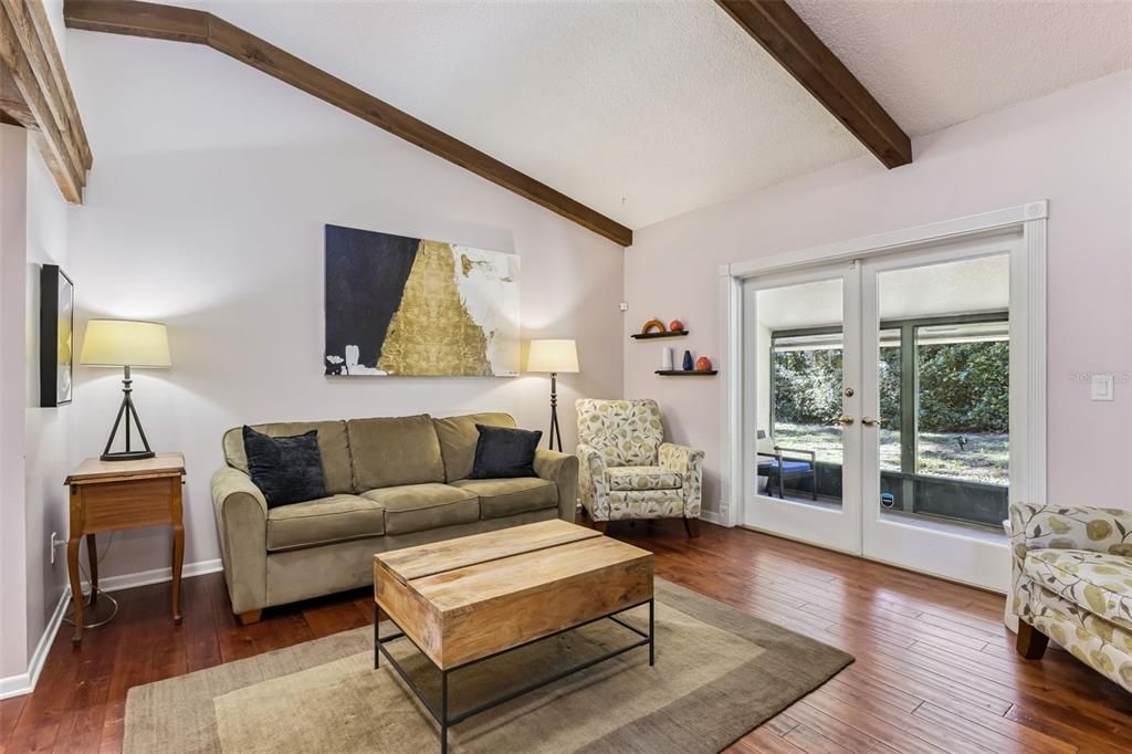 Под контрактом: $1,950 (2 спален, 1 ванн, 975 Квадратных фут)