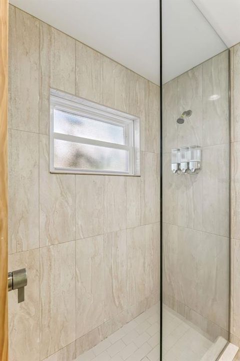 Под контрактом: $1,950 (2 спален, 1 ванн, 975 Квадратных фут)