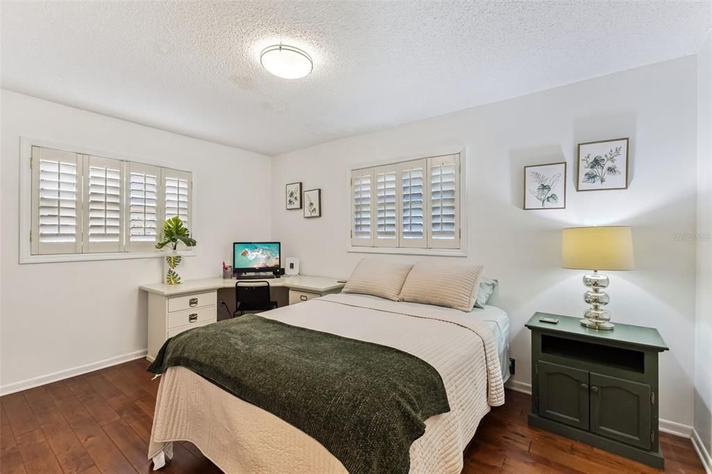 Под контрактом: $1,950 (2 спален, 1 ванн, 975 Квадратных фут)