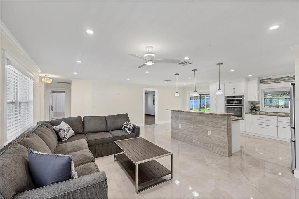 Activo con contrato: $395,000 (3 camas, 2 baños, 1319 Pies cuadrados)