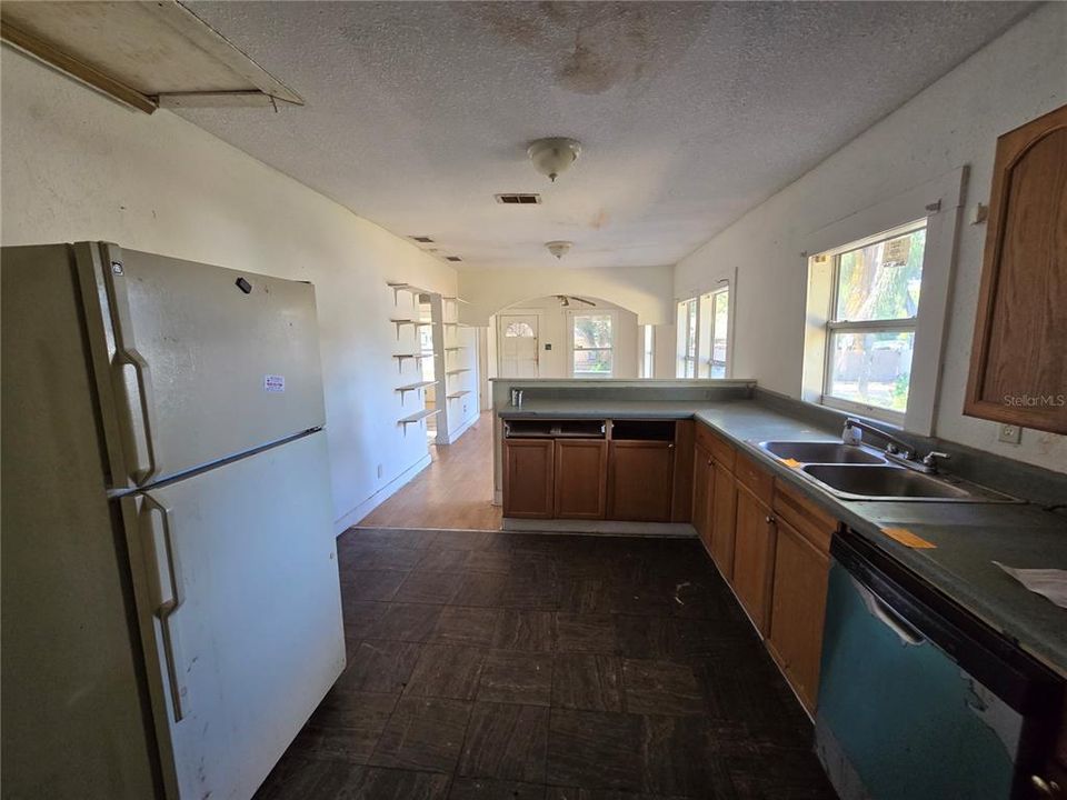 待售: $150,800 (3 贝兹, 1 浴室, 946 平方英尺)