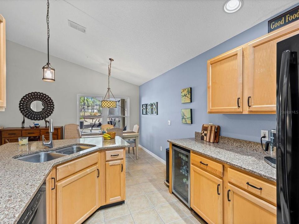 Под контрактом: $460,000 (3 спален, 2 ванн, 1514 Квадратных фут)