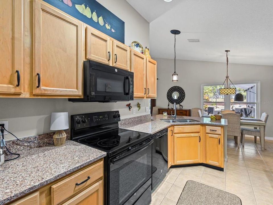 Под контрактом: $460,000 (3 спален, 2 ванн, 1514 Квадратных фут)