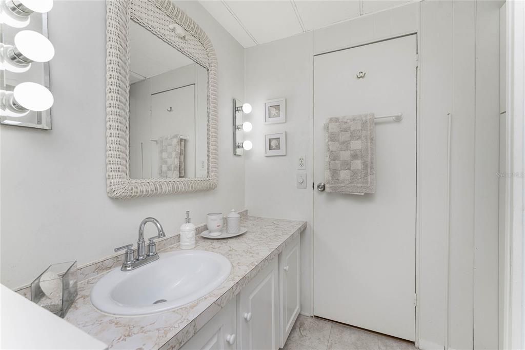 На продажу: $139,900 (2 спален, 2 ванн, 860 Квадратных фут)