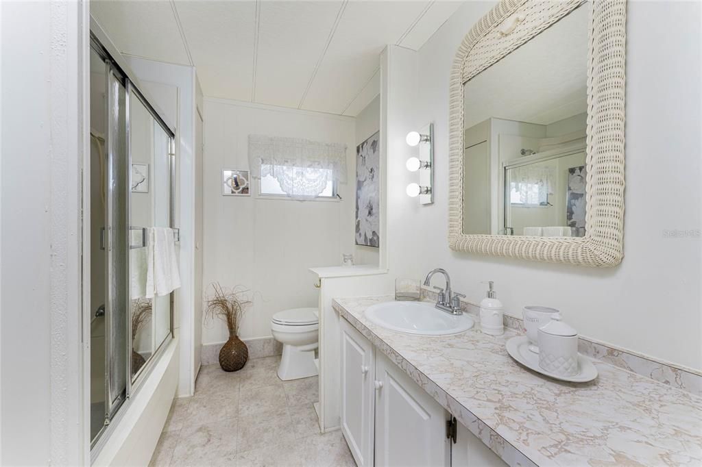 На продажу: $139,900 (2 спален, 2 ванн, 860 Квадратных фут)