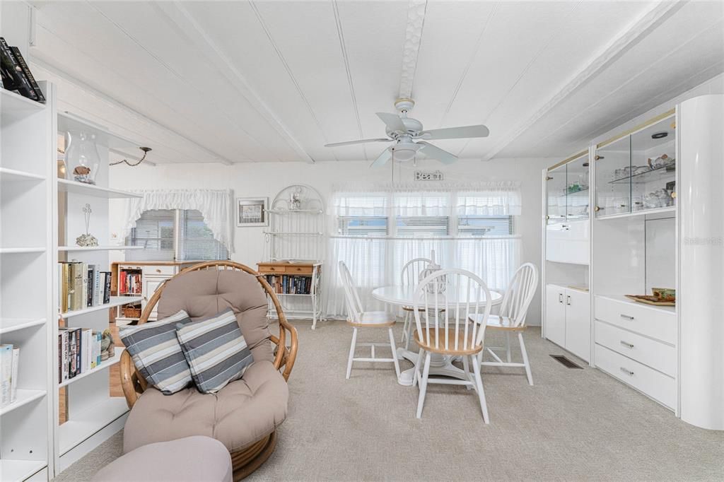 На продажу: $139,900 (2 спален, 2 ванн, 860 Квадратных фут)