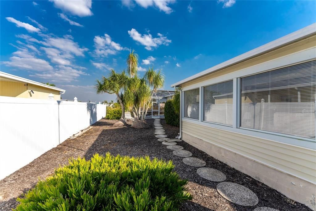 На продажу: $139,900 (2 спален, 2 ванн, 860 Квадратных фут)