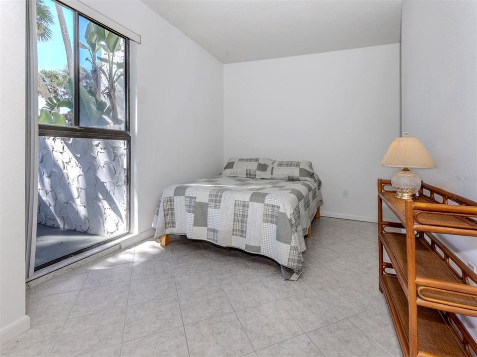 For Sale: $489,000 (2 beds, 2 baths, 934 Square Feet)