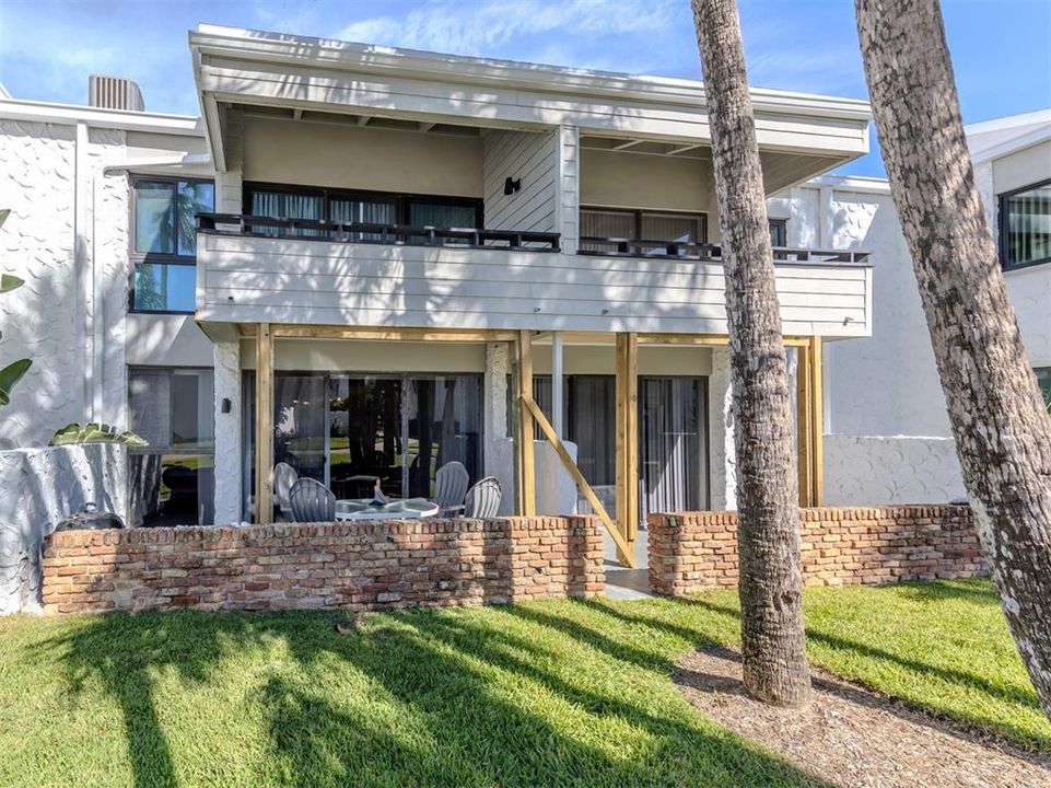 For Sale: $489,000 (2 beds, 2 baths, 934 Square Feet)