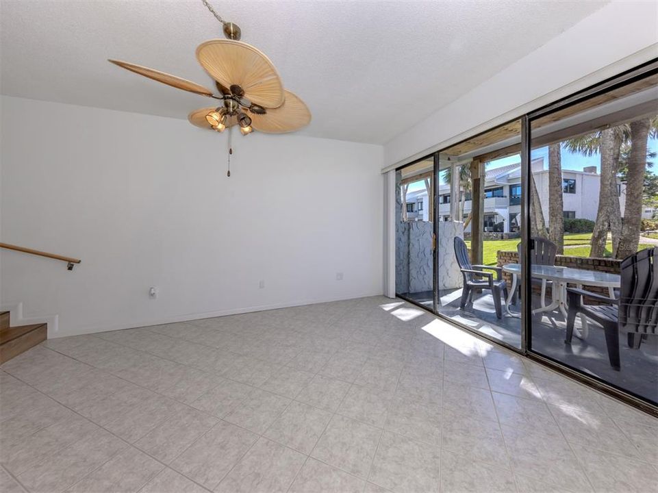 For Sale: $489,000 (2 beds, 2 baths, 934 Square Feet)