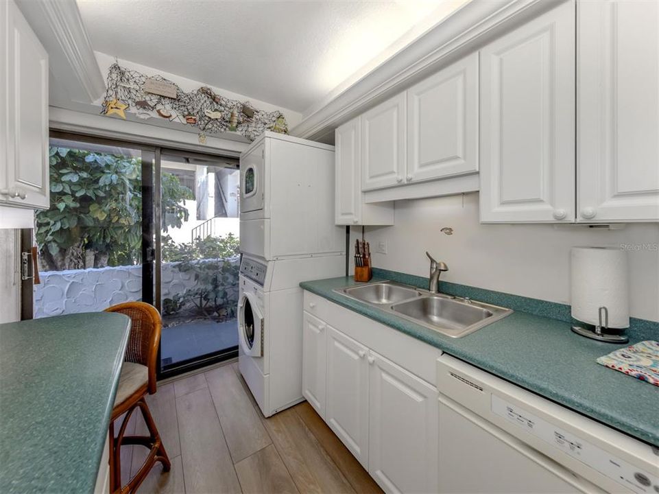For Sale: $489,000 (2 beds, 2 baths, 934 Square Feet)