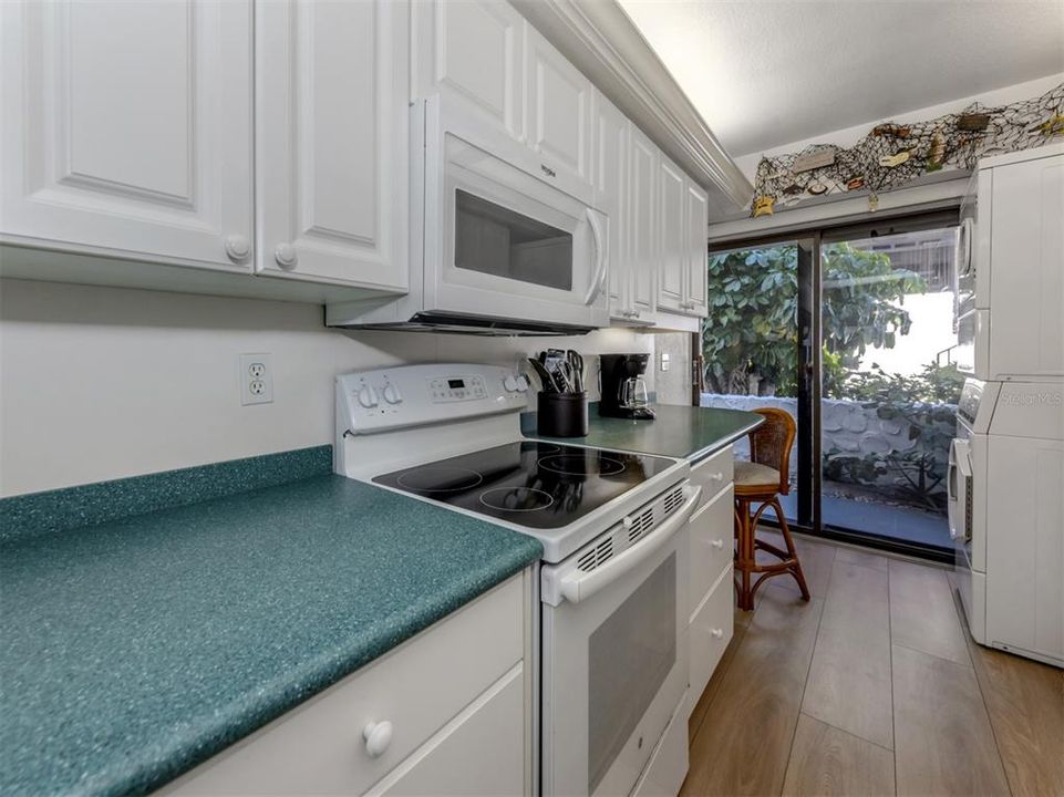 For Sale: $489,000 (2 beds, 2 baths, 934 Square Feet)