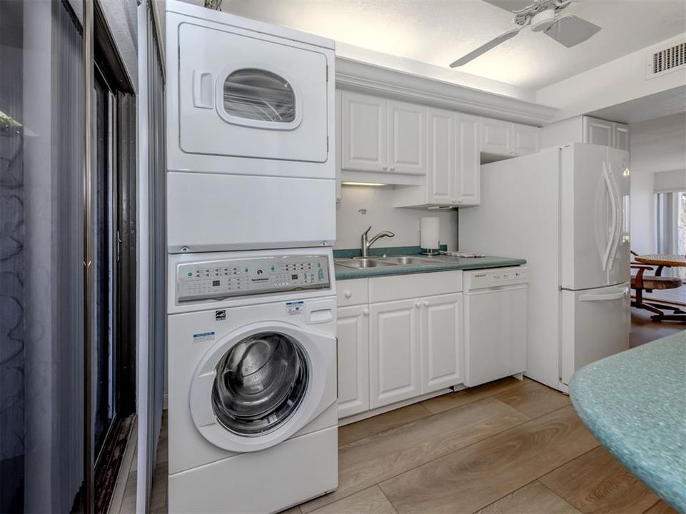 For Sale: $489,000 (2 beds, 2 baths, 934 Square Feet)