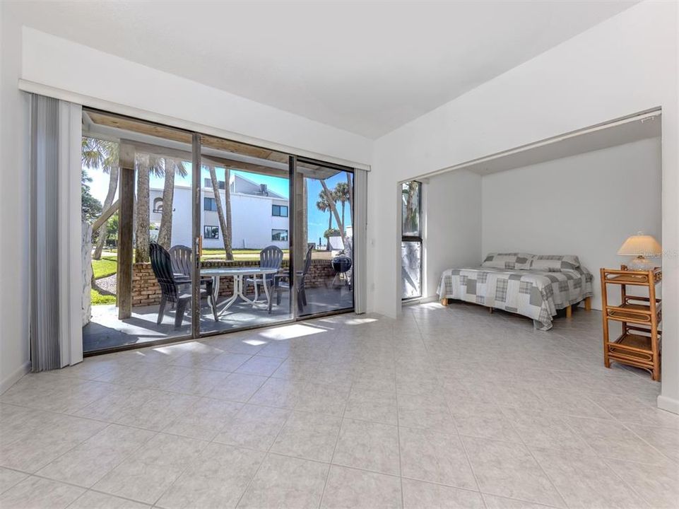 For Sale: $489,000 (2 beds, 2 baths, 934 Square Feet)