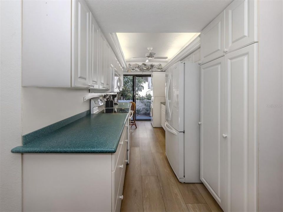 For Sale: $489,000 (2 beds, 2 baths, 934 Square Feet)