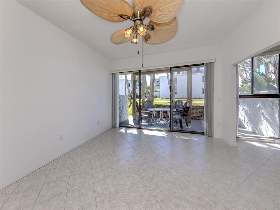 For Sale: $489,000 (2 beds, 2 baths, 934 Square Feet)