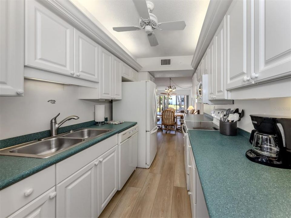 For Sale: $489,000 (2 beds, 2 baths, 934 Square Feet)