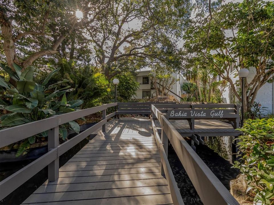 For Sale: $489,000 (2 beds, 2 baths, 934 Square Feet)